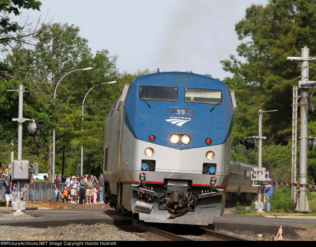 AMTK 39 leads train 80 away from the station